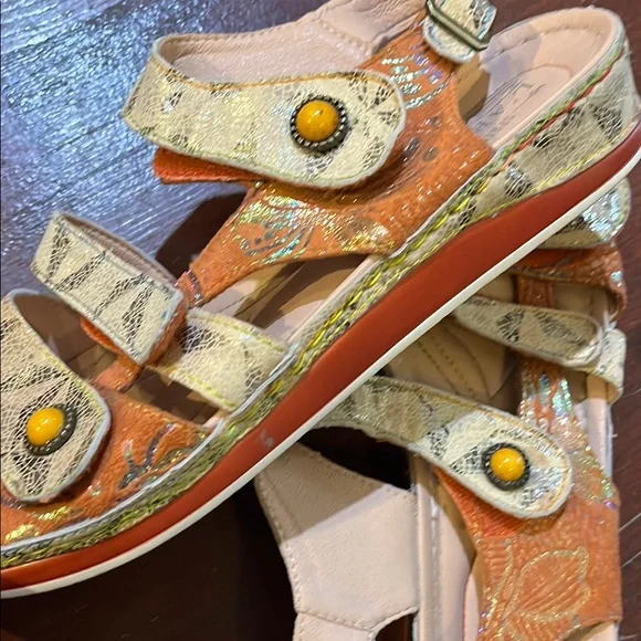 L’Artiste Sandals with Cushioned Footbed and Adjustable Straps - Picture 9 of 10